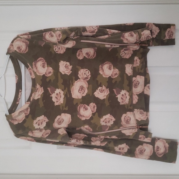 Stella & Dot The Crush it Pullover in Camo Floral - Picture 2 of 7